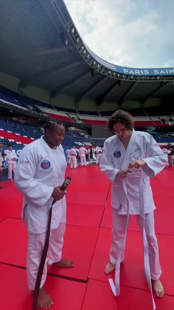 🥋 Le tuto ceinture signé Romane Dicko ! 👨‍🎓 En compagnie de son élève du jour Paul de Saint Sernin ! 👋 @Romane Dicko - @Paul de Saint Sernin - @paris2024 